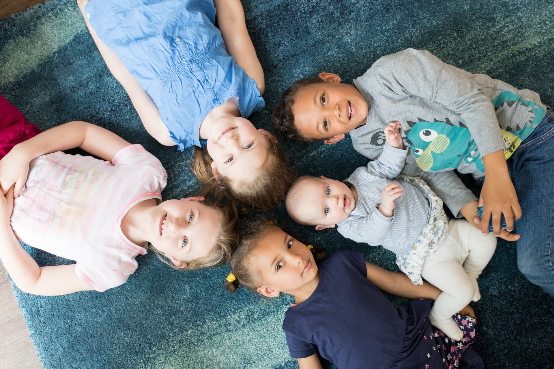 Kinder entspannen gemeinsam im Dentino Club